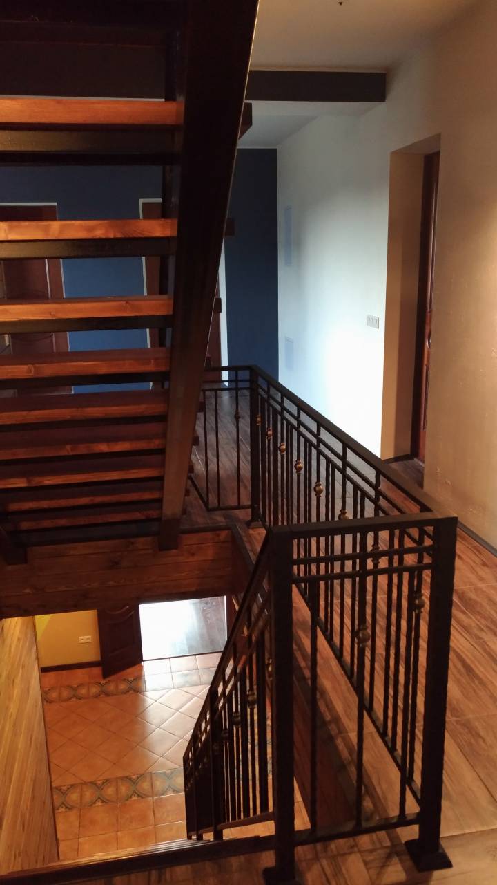 перила для лестницы в частном доме кованые